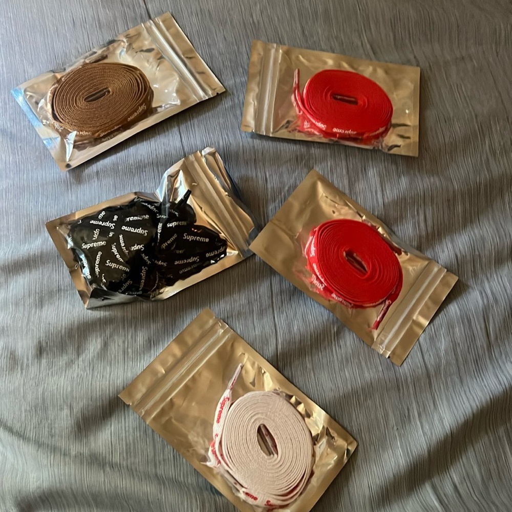 Supreme shoelaces ! 2 blacks 2 reds 1 white and 1 gold
